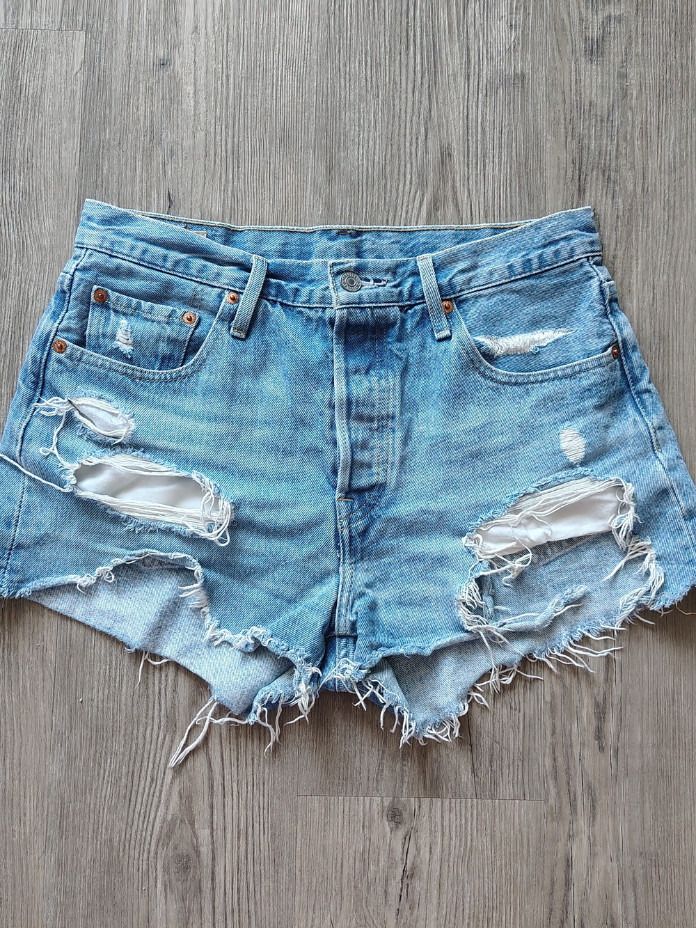 Levis 501 Original Women's High Rise Distressed Frayed Hem Denim Shorts Size 28